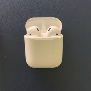 Apple AirPods (1st gen)
